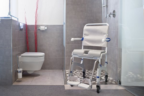 Dusch- und Toilettenrollstuhl Dusch- und Toilettenrollstuhl